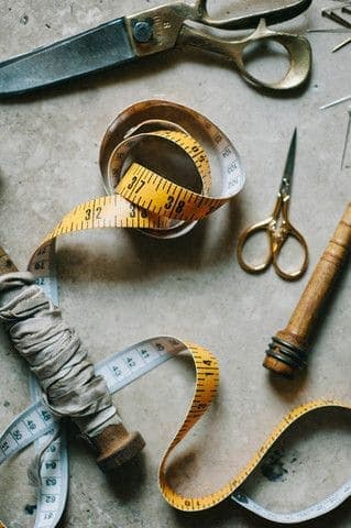 Outils de tailleur traditionnels - ciseaux, mètre ruban et instruments de couture