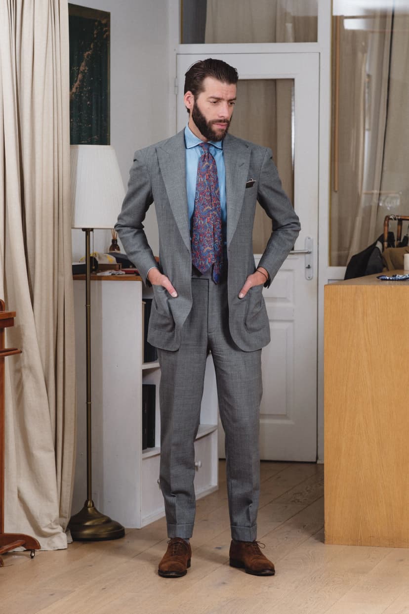 Homme en costume casual