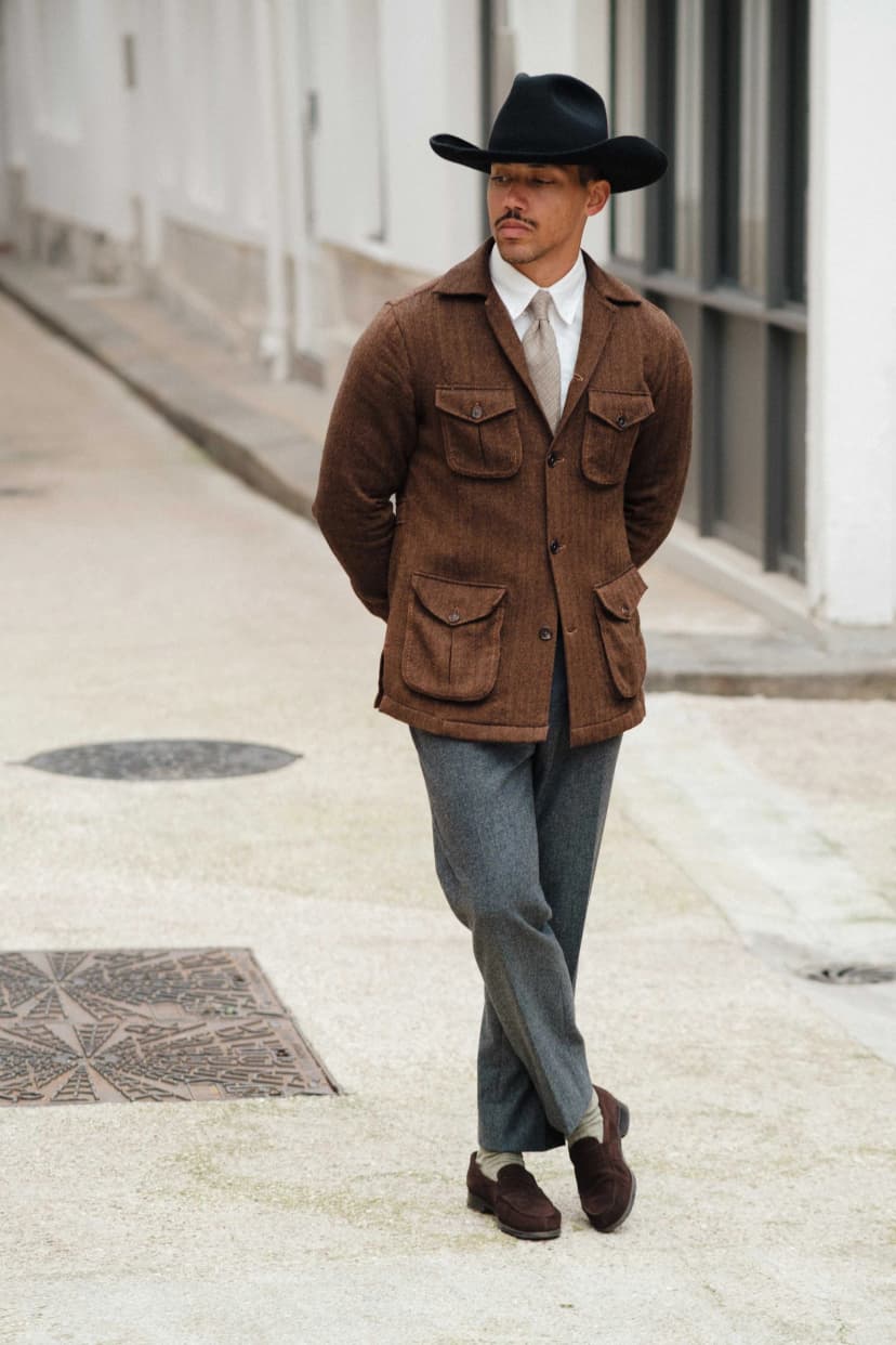 Homme en veste marron style vintage avec chapeau