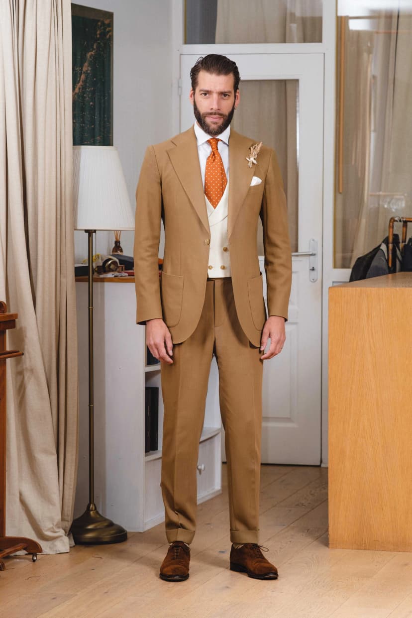 Homme en costume beige avec gilet