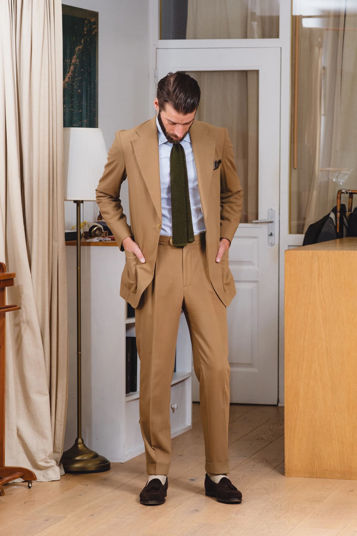 Homme élégant en costume beige sur mesure