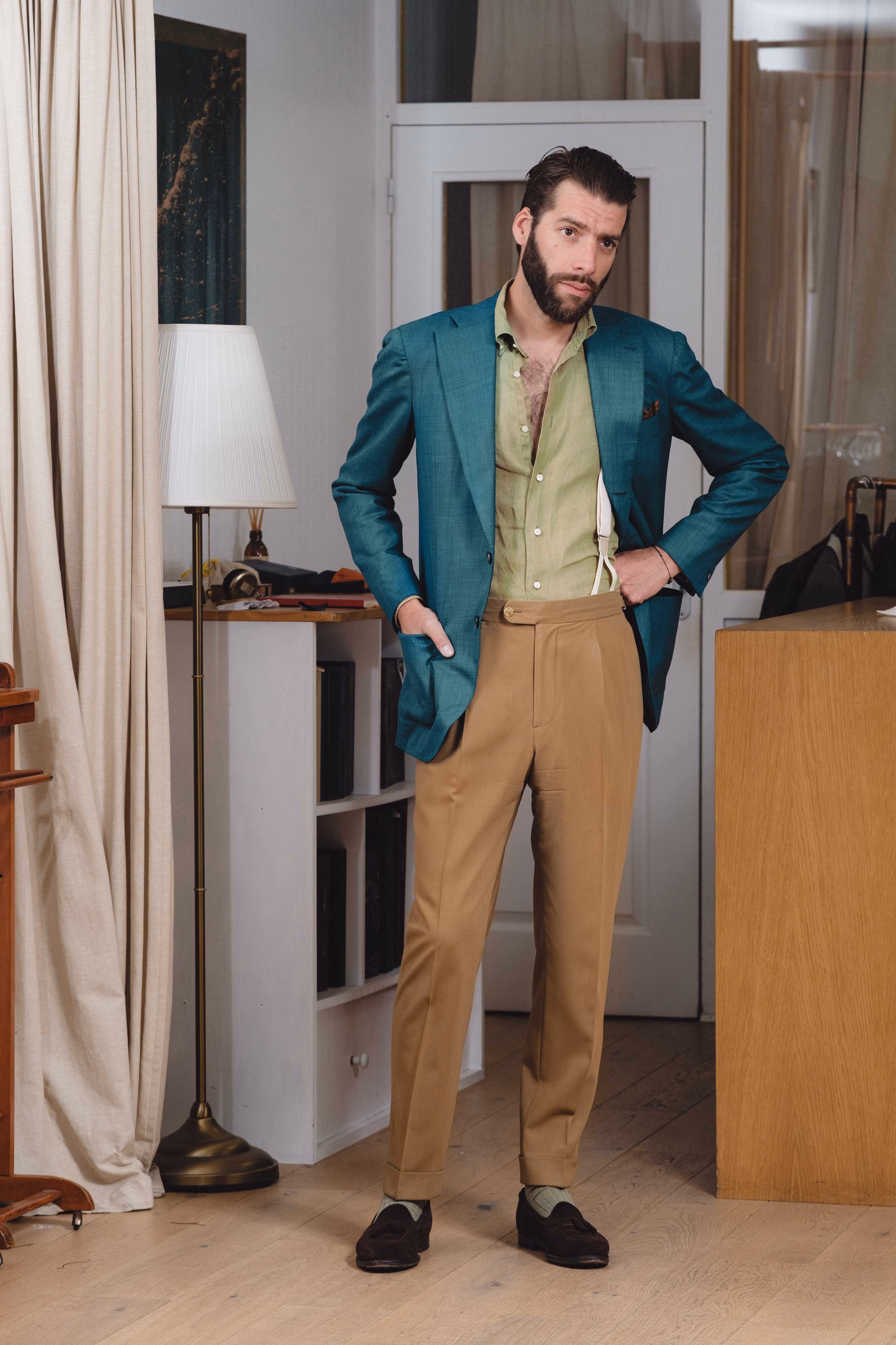 veste canard pantalon beige et chemise vert d'eau