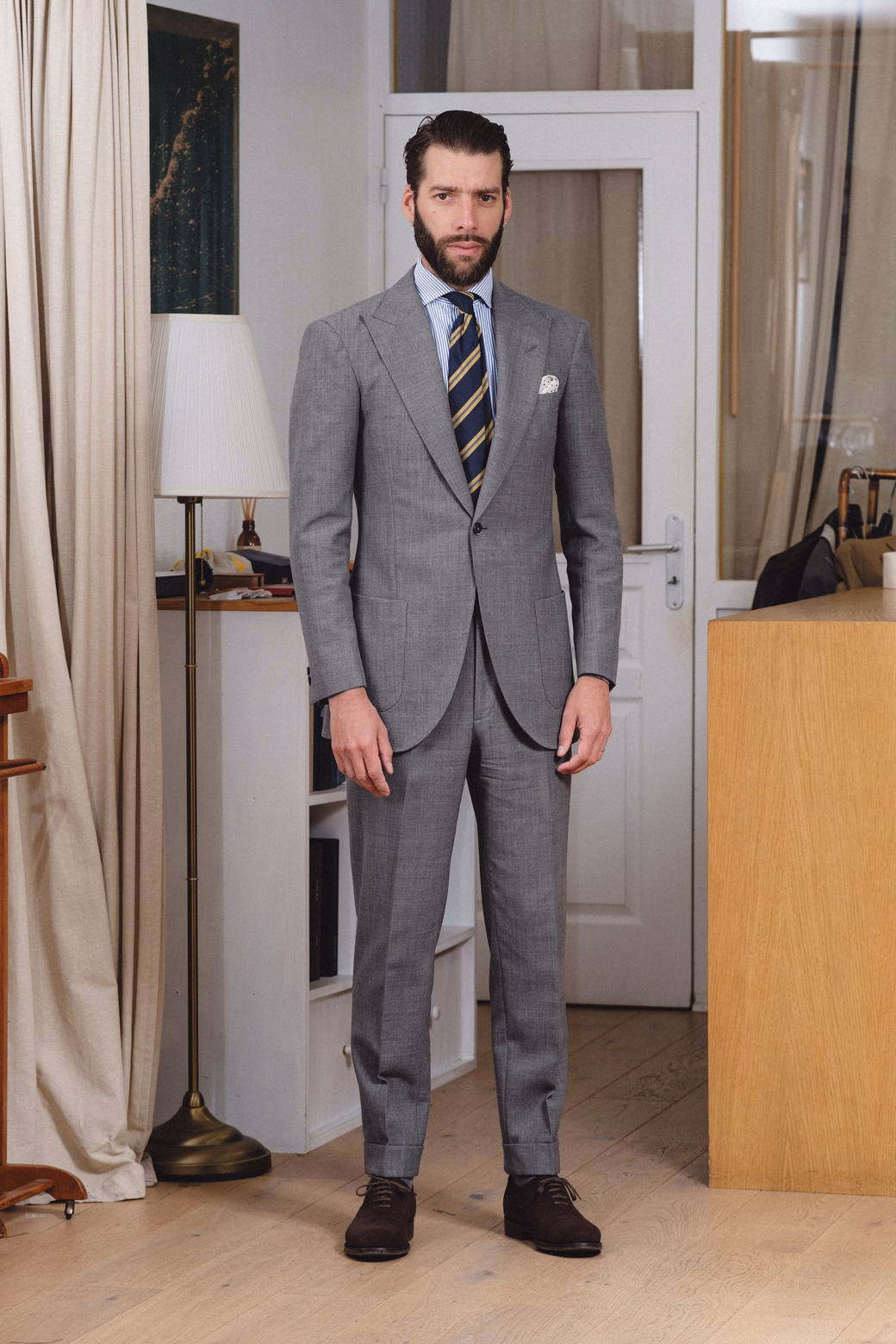 Costume gris Fresco cravate club et chemise rayures bleu