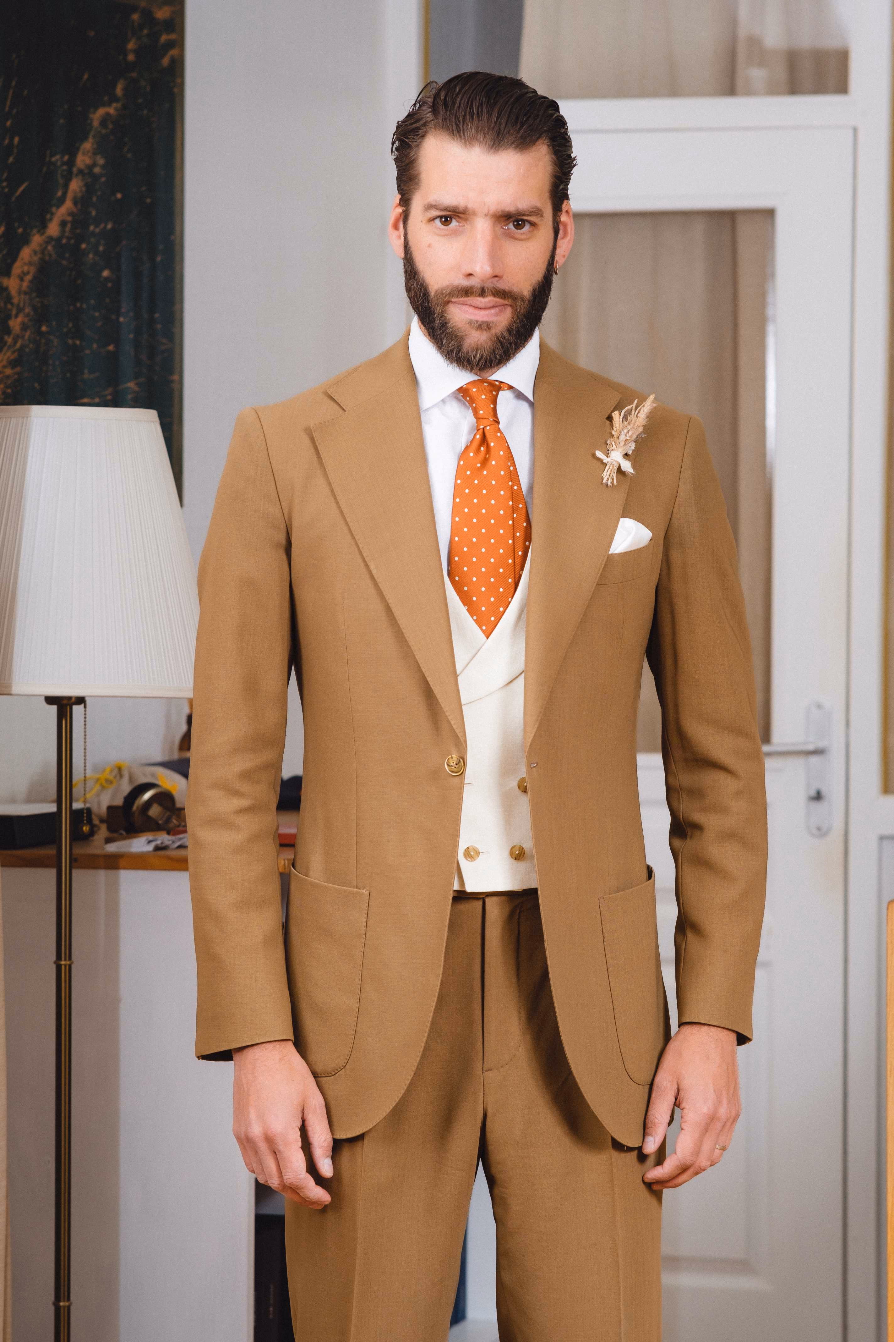 Costume beige avec gilet blanc en lin et cravate orange à pois